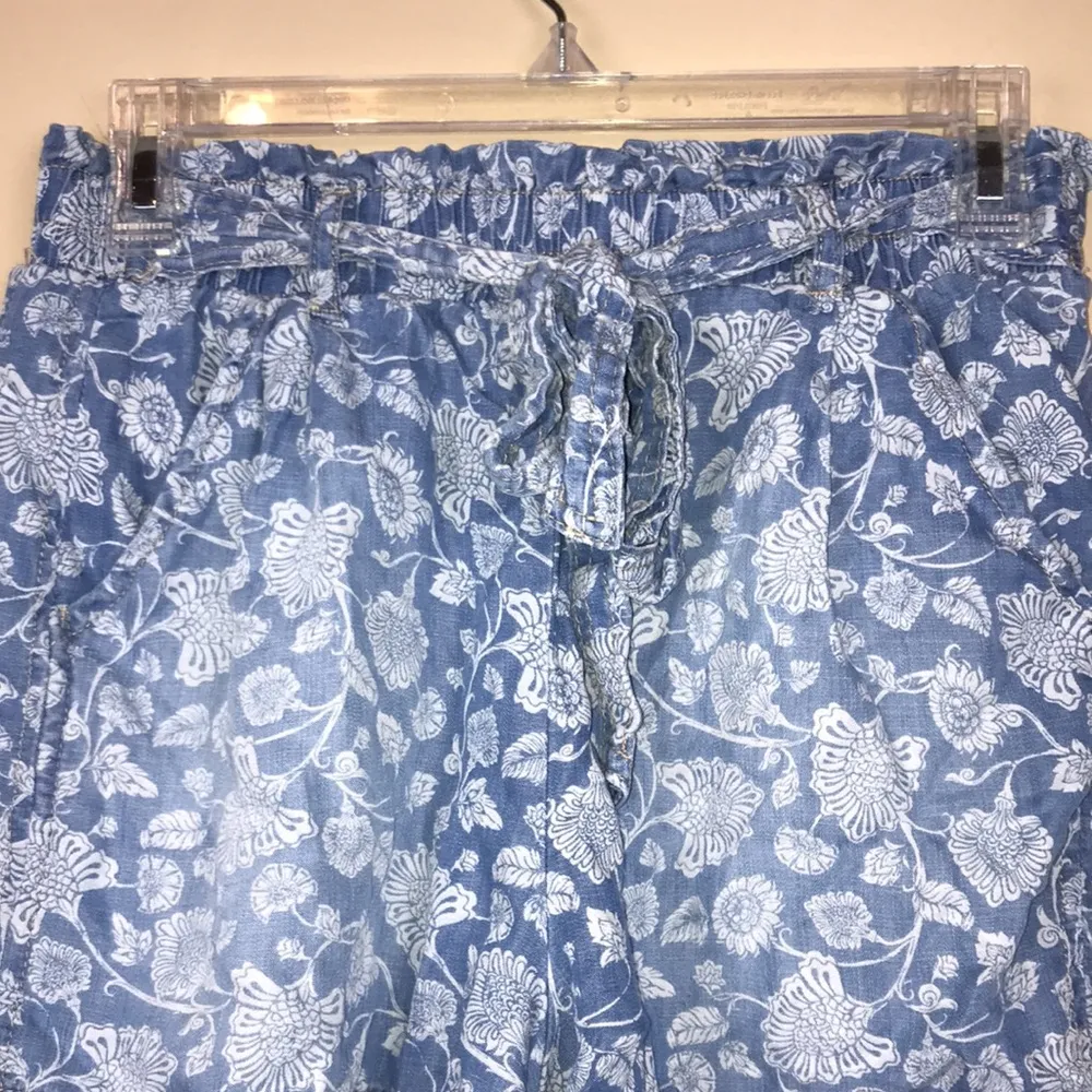 Knox Rose Women’s Floral Print Chambray Blue White Smocked Bow Tie Waist Shorts - Image 2