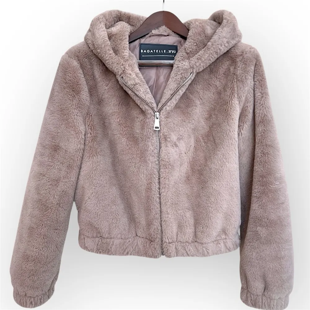 Bagatelle NYC faux fur cropped hooded jacket, taupe, size XS - Image 3