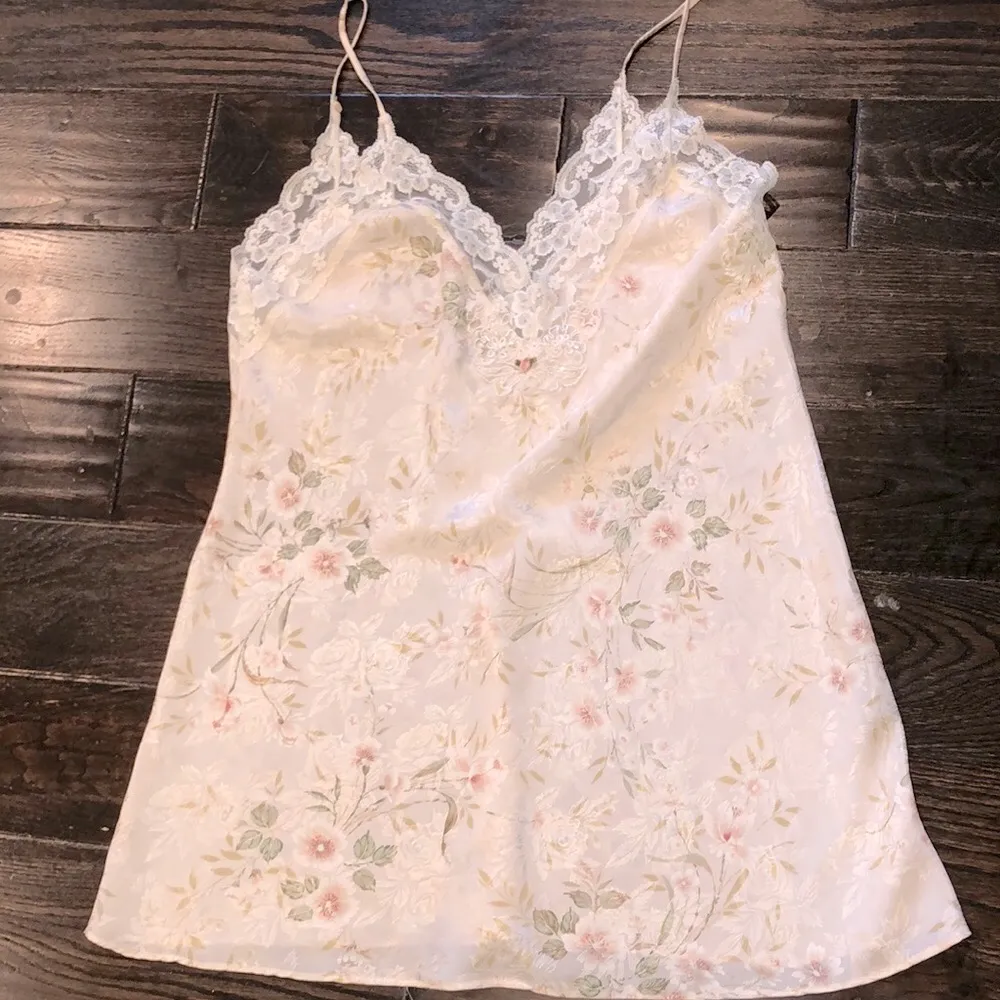 California Dynasty pink floral silky nightgown slip size large with lace detail - Image 2