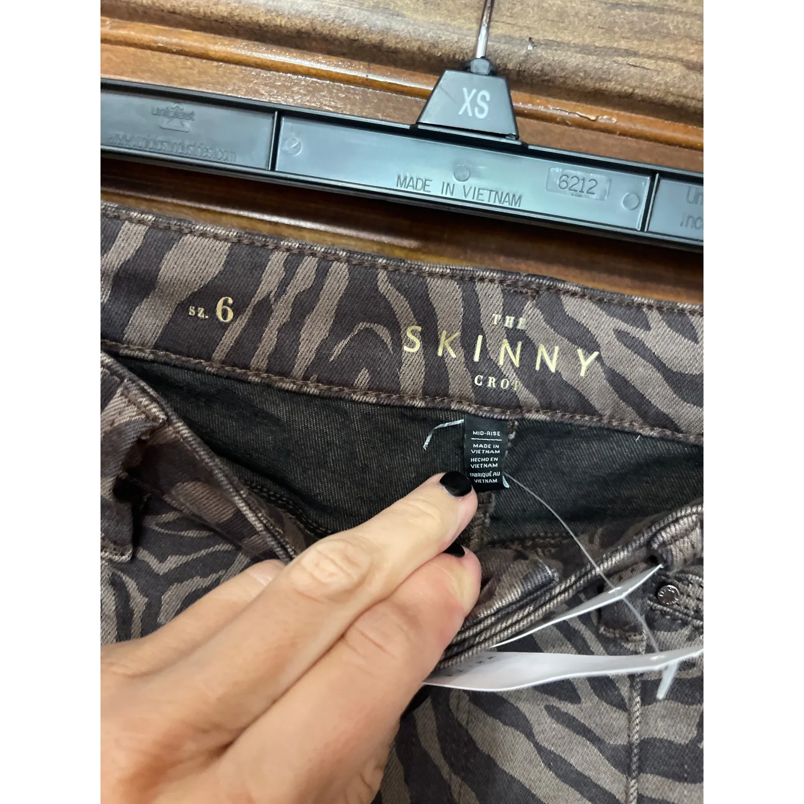 White House Black Market mid rise, skinny crop animal print size 6 - Image 5