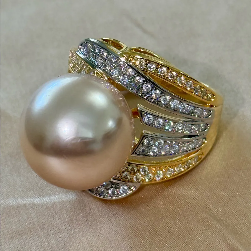 NWOT Gorgeous Champagne Color Pearl Two Tones With accents Band Ring in 6,7 Gold - Image 4