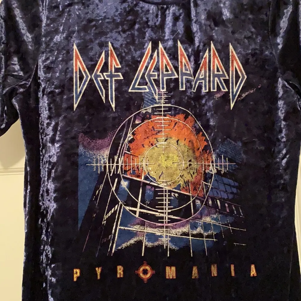 Forever 21 Def Leppard Pyromania velvet short sleeve band t-shirt, size S - Image 5