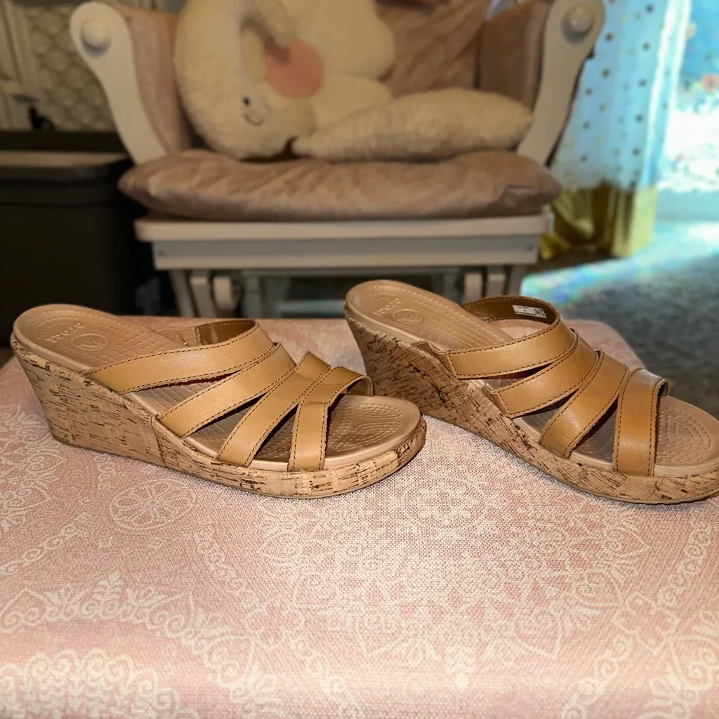 Crocs Women’s Strappy Wedge Tan Sandals - Size 8 - Image 3