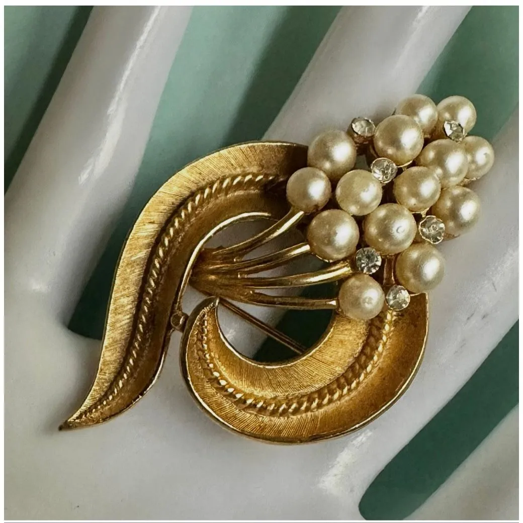 Crown Trifari Vintage Pearl & Rhinestone Swirl Brooch - Image 7