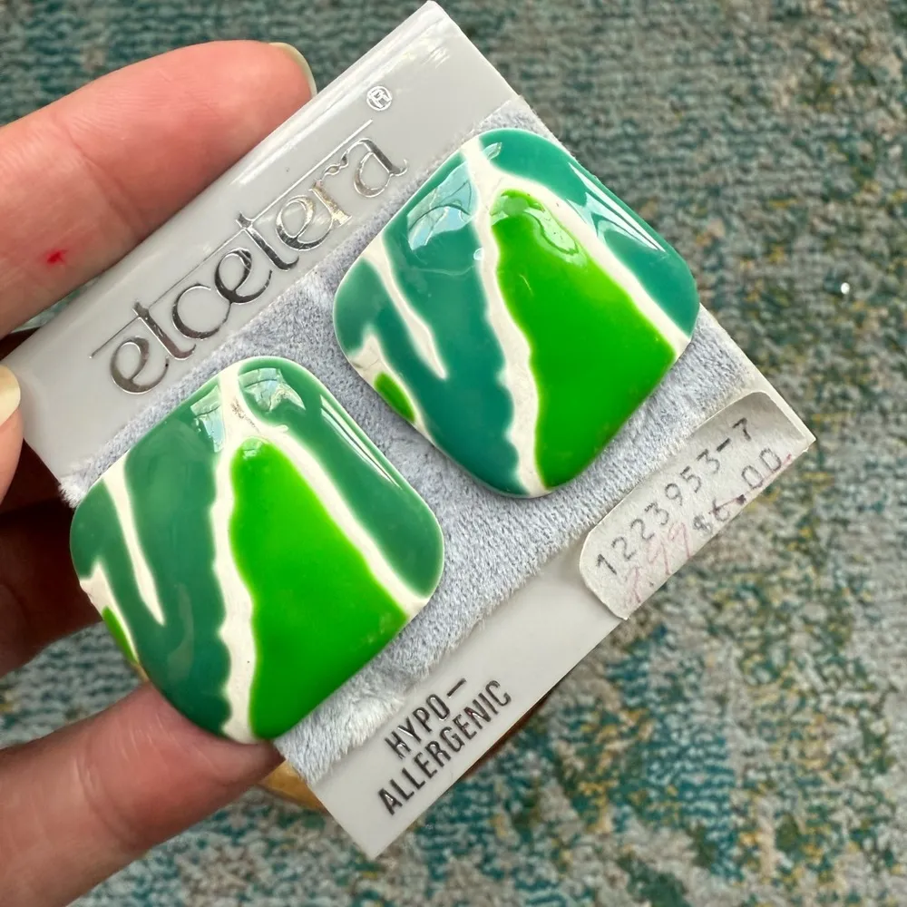 Vintage NOS etcetera green swirl abstract enamel pierced square lobe earrings - Image 3