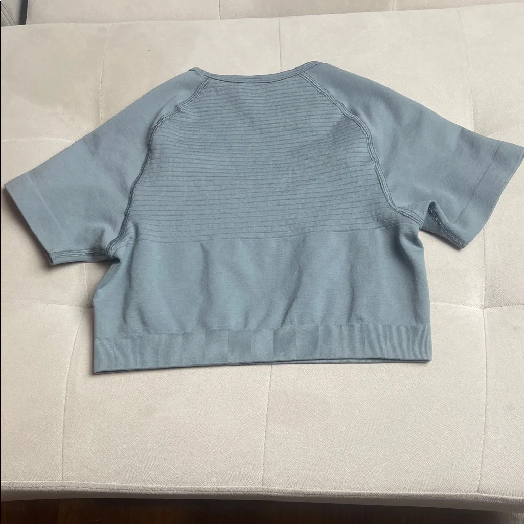 Alphalete Women's Light gray Crop Top - Image 3