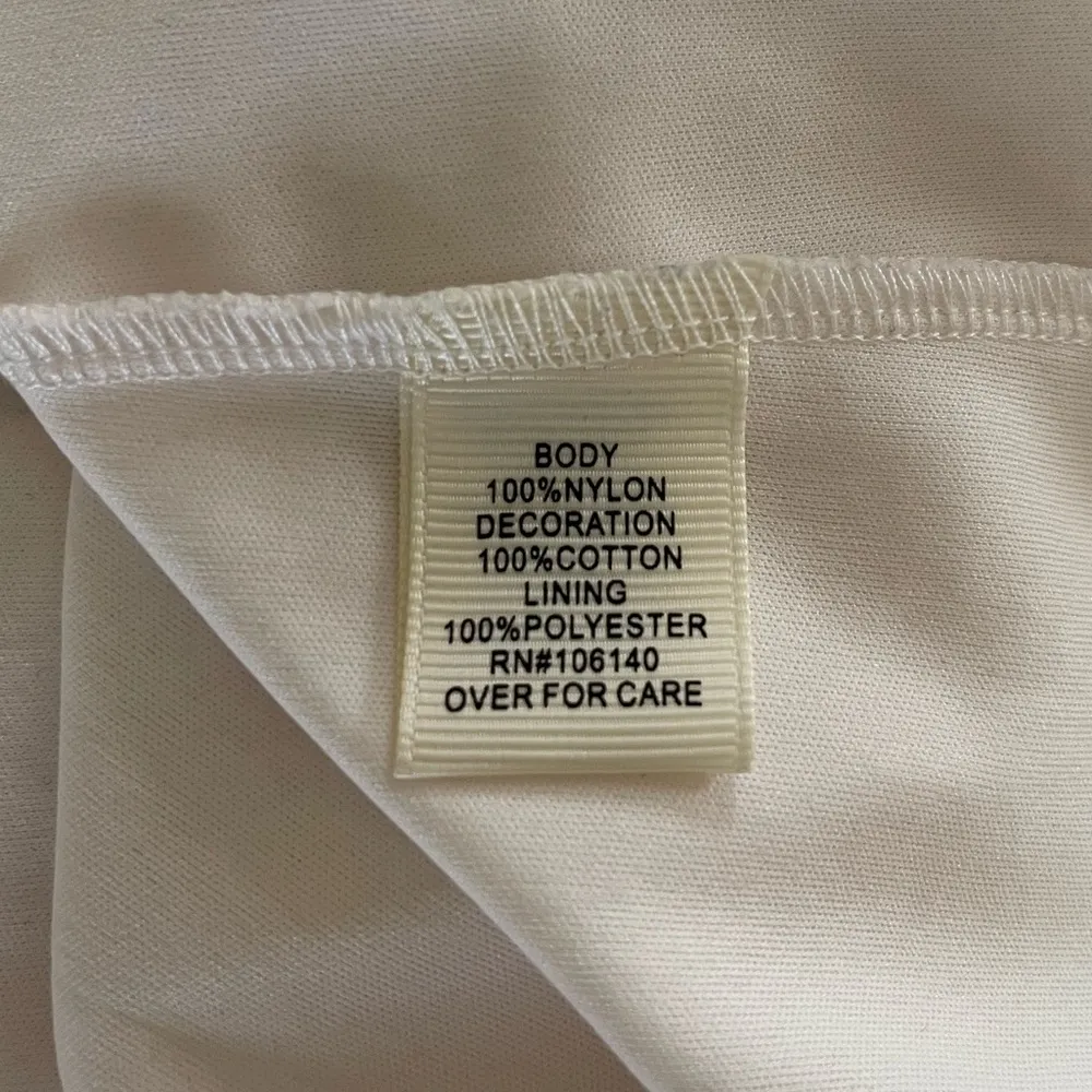 NWOT Women’s Ultra Pink white sheer crochet top with h attached tank top Medium - Image 4