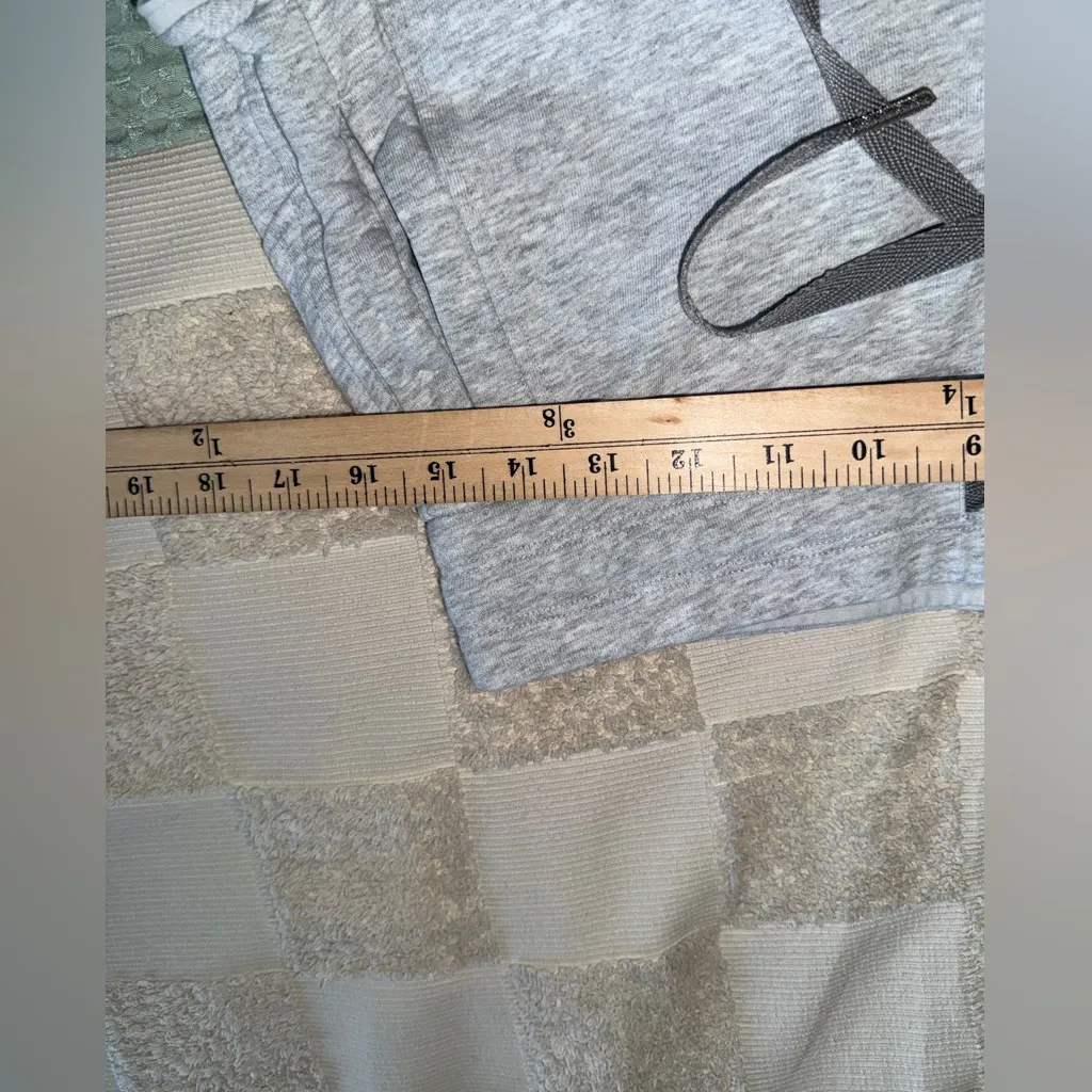 Lululemon Hit Reset Short *3"
Heathered Vapor size 8 - Image 3