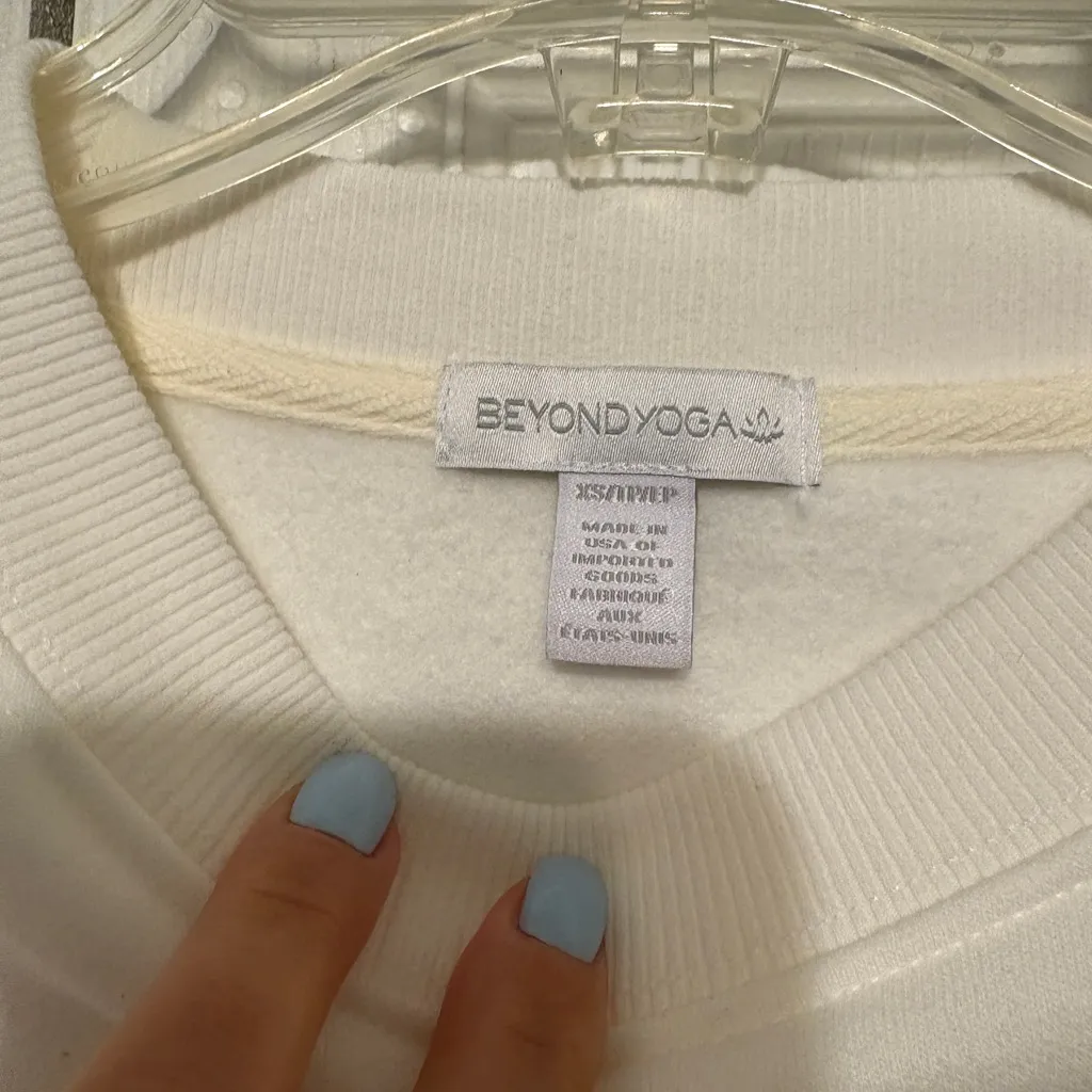 NWOT beyond yoga Crewneck - Image 3