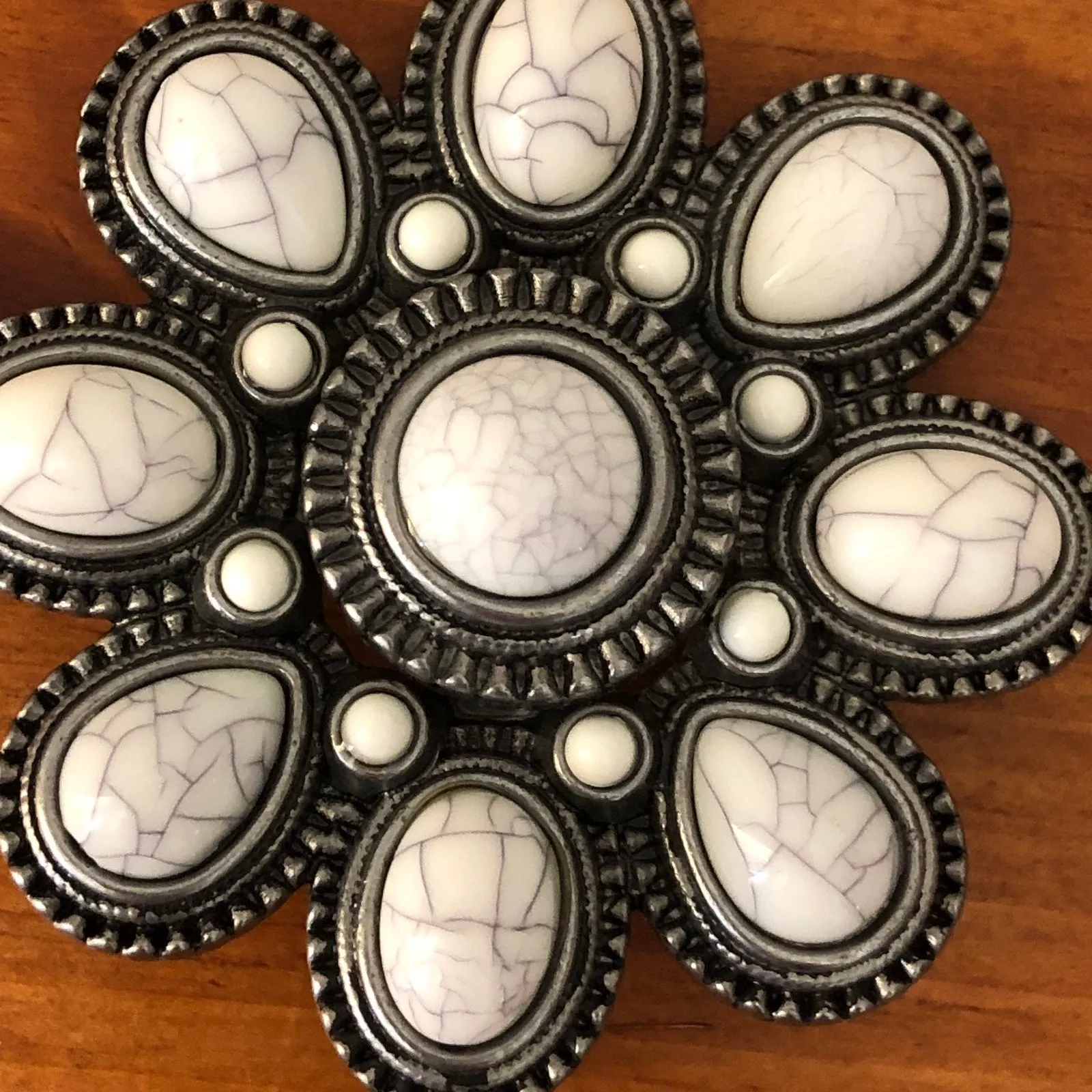 Premier Designs Flower Pendant Brooch Pin White Acrylic Cabochon Vintage NIP - Image 3