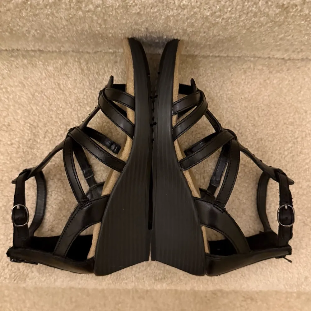 G.H. Bass Piper Wedge‎ Sandals Strappy Leather Back Zip Black Size 6 4839 - Image 6