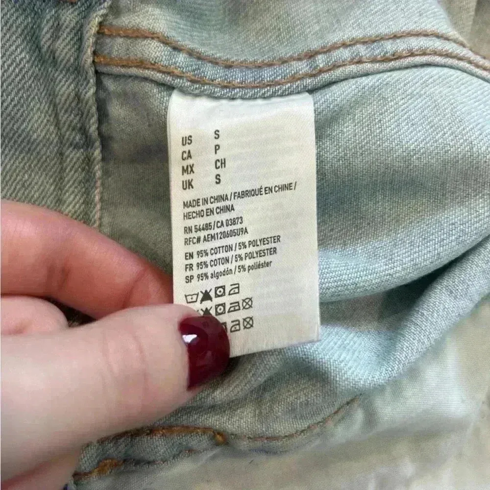 American eagle blue ombre denim jacket in size small - Image 4