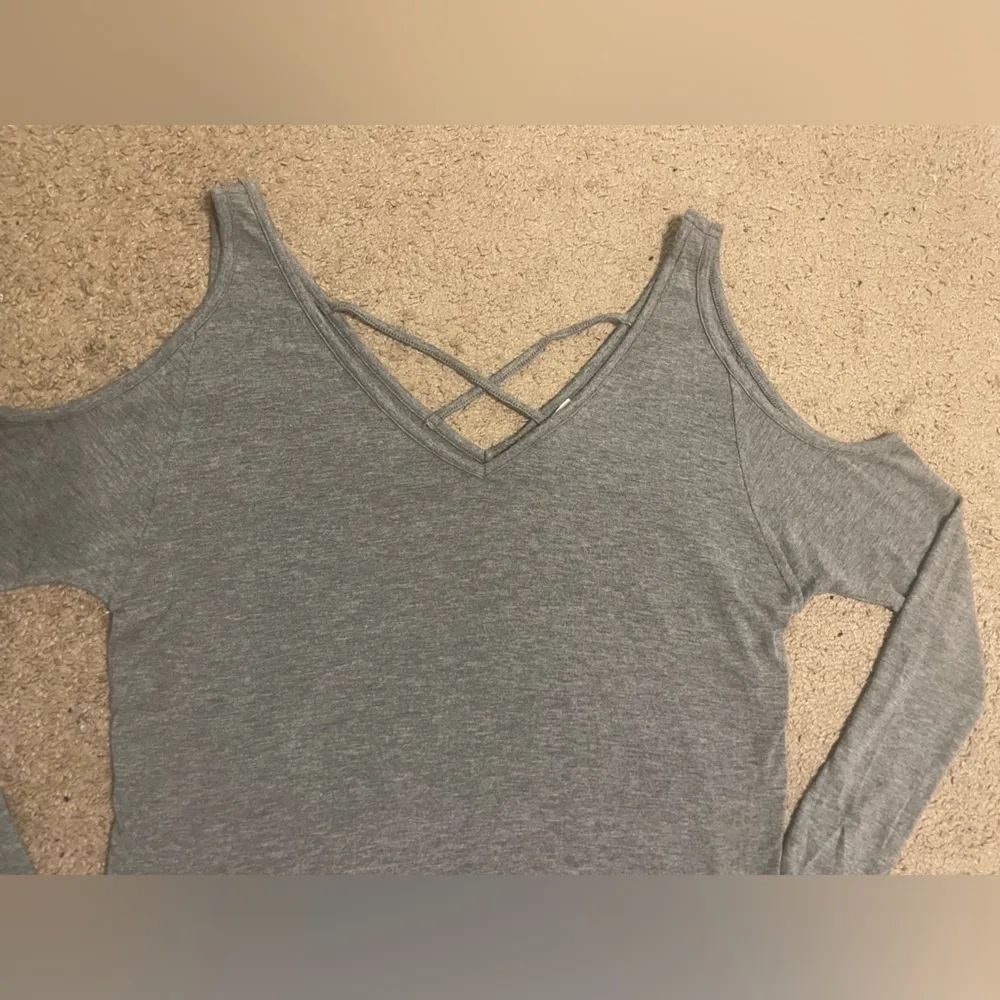 EXPRESS  Long-Sleeve Cut-Out Shoulder V-Neck Top - Image 5