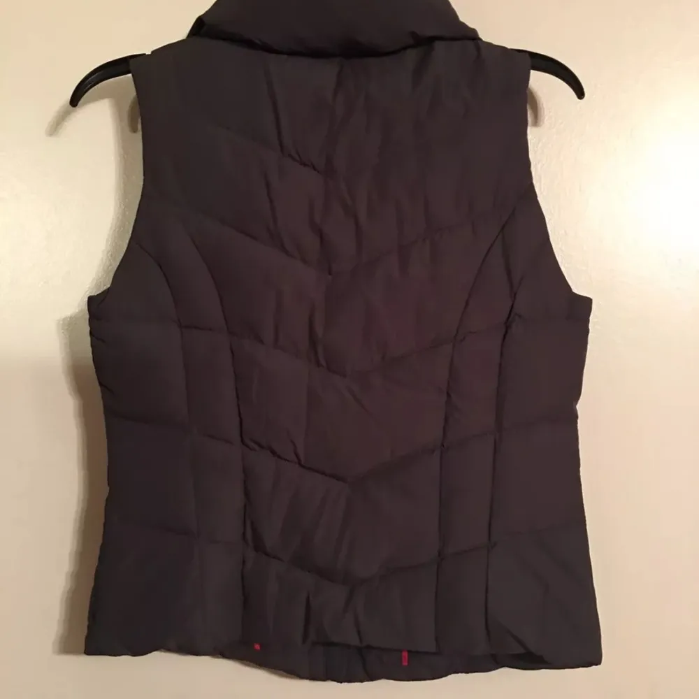 NWOT Women’s  Puffer Vest Size Small Dark Gray - Image 4