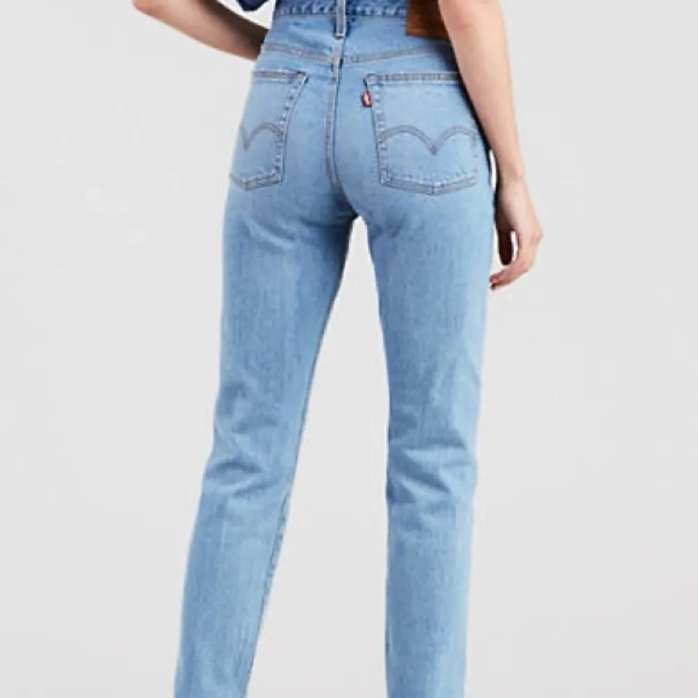 LEVI’S WEDGIE FIT STRAIGHT ANKLE JEANS LIGHT BLUE WASH — 24 - Image 4