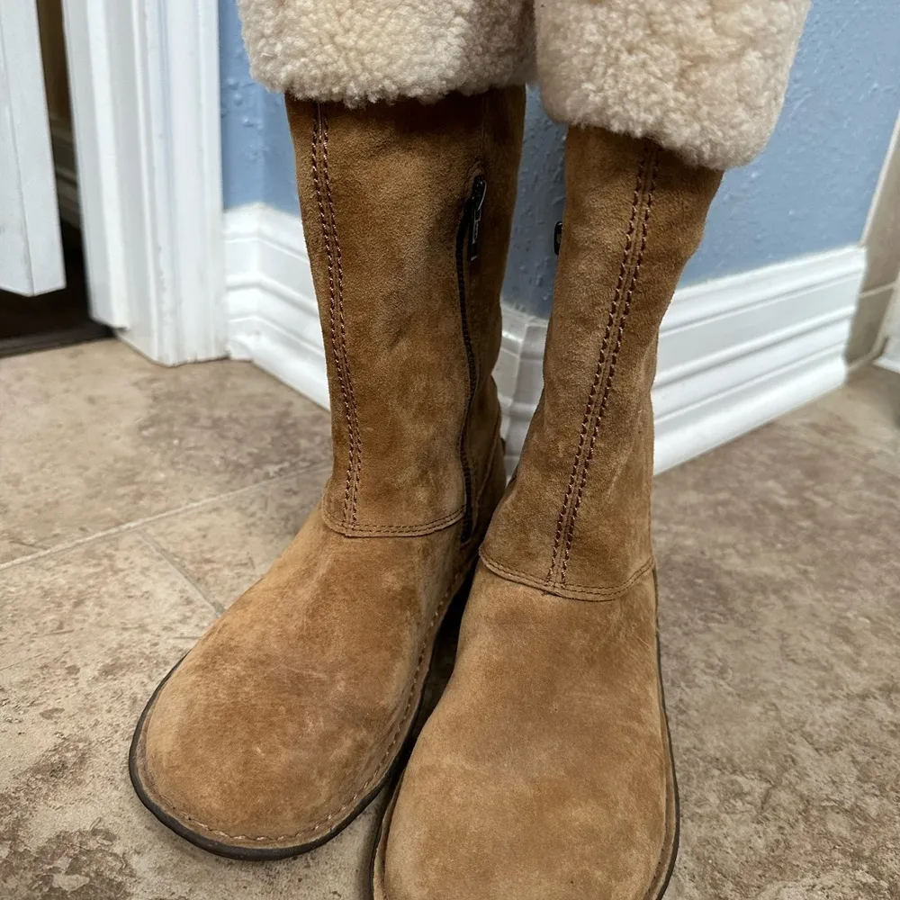 UGG KARYN size 7 zip up boot like new without box - Image 3