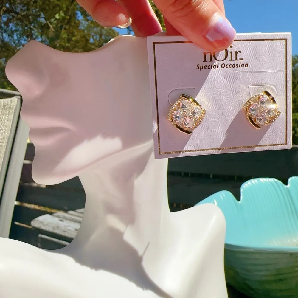 Noir crystals paved circling studs gold tone earrings - Image 3