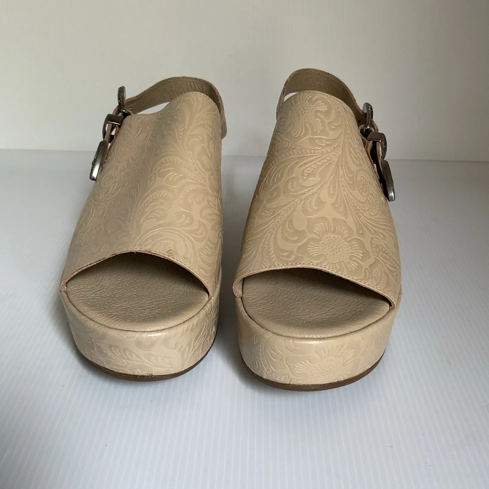 Matisse Embossed Wedge Western Sandals Leather Beige Platform Made in Brazil Sz9 Gray Size 9 - Image 4