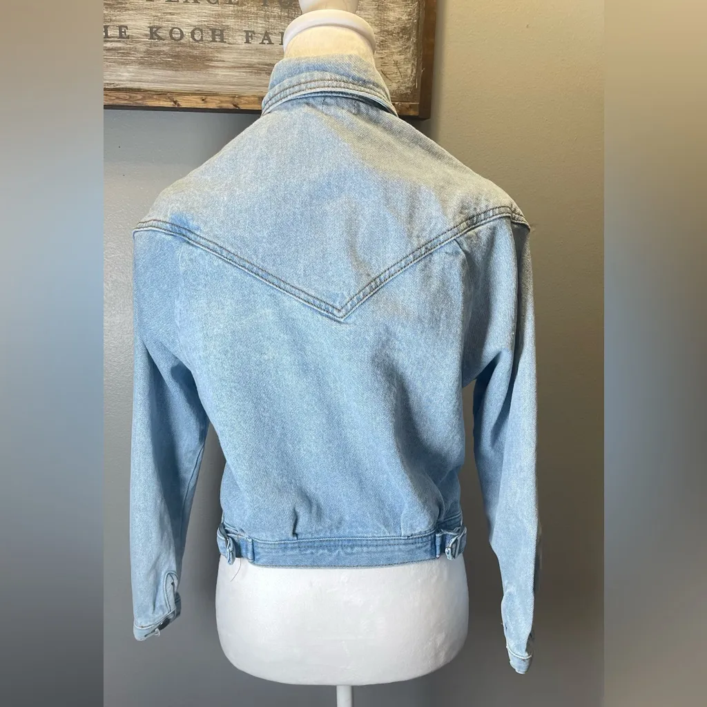 Brandy Melville‎ Women's Cropped Denim Jacket Light Wash Bomber Size Medium - Image 2