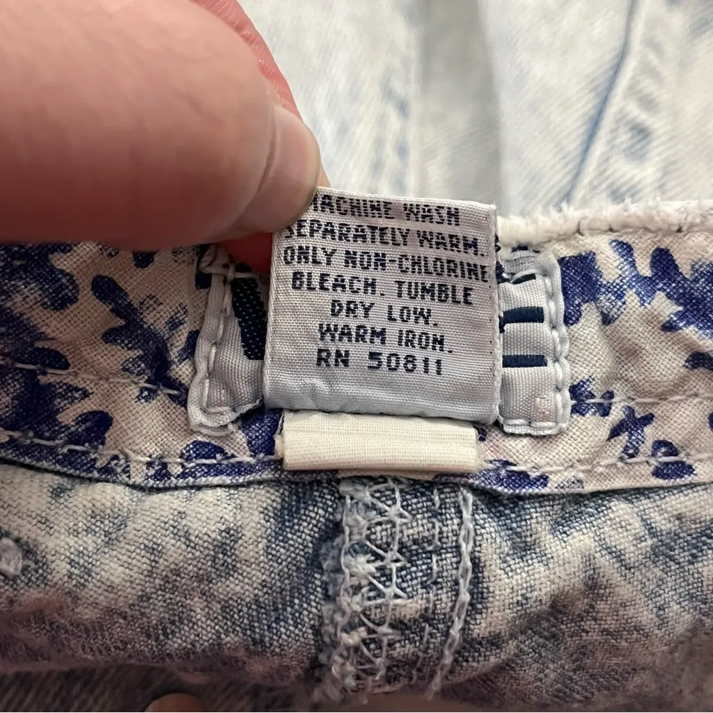 Vintage 80s 90s Vivre High Rise Denim Shorts Button Fly Light Acid Wash 7 Blue Size undefined - Image 4