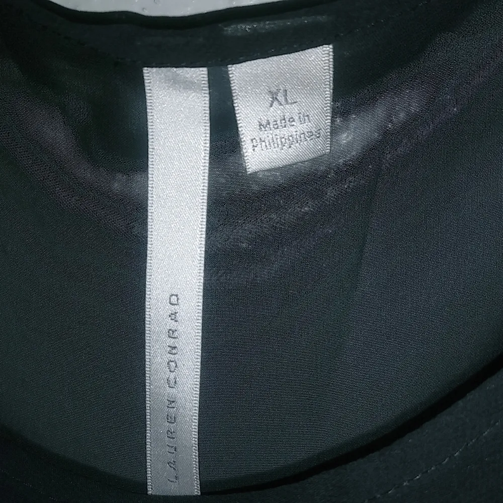 Lauren Conrad XL NY Ruffle Capped Sleeve Dots Top in Black White - Image 11