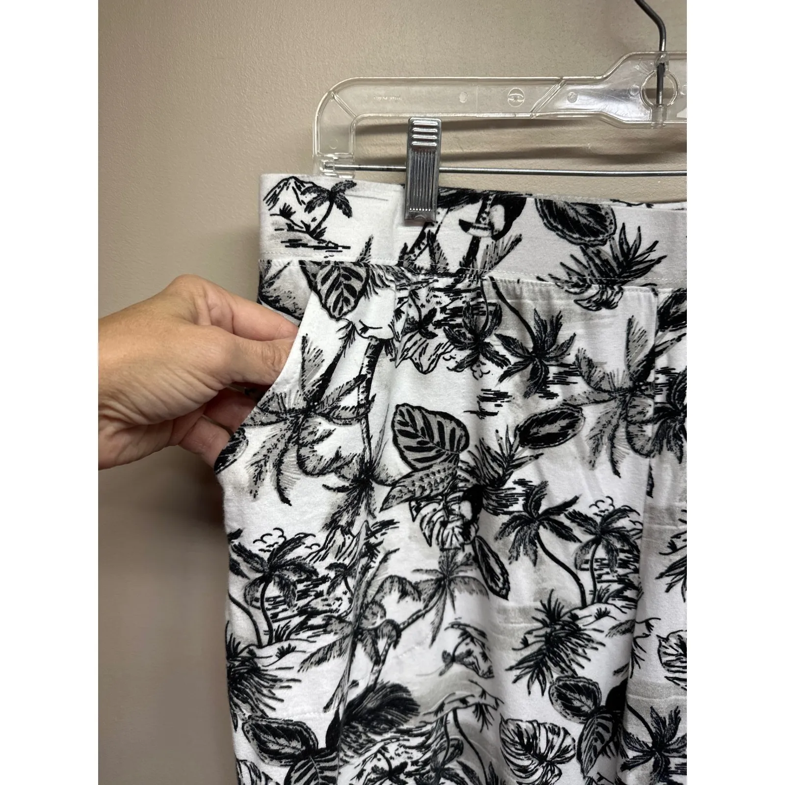 D&Co Beach Tropical Palm Leaf Print Wide Leg Cropped Pants Womens Size LP White - Image 4