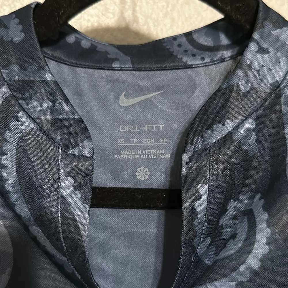 Nike Dri-FIT Victory
Women's Sleeveless Printed Golf Polo - Image 6