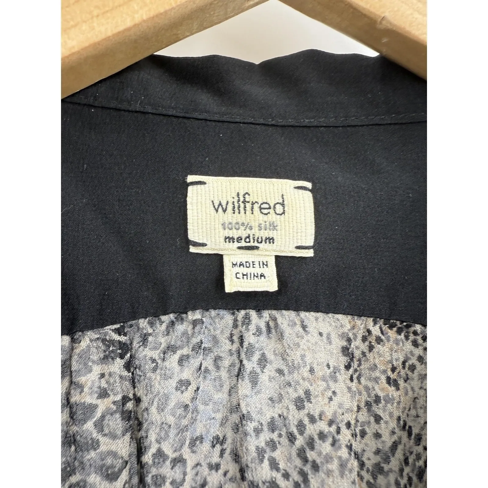 Aritzia‎ Wilfred Shirt Womens Medium Silk Snake Print Button Front Tunic Blouse - Image 3