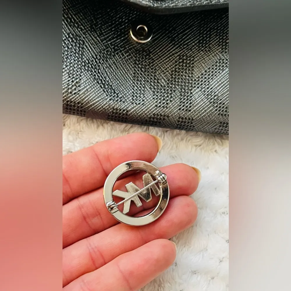 MICHAEL KORS Gunmetal metallic Wallet w Logo Pin - Image 7