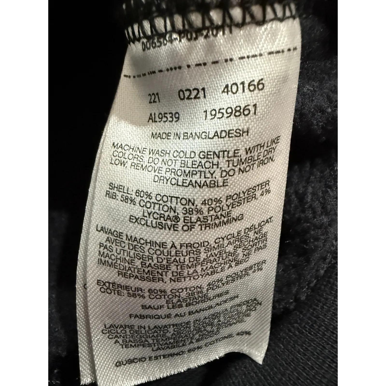 Columbia Women's Black Graphic Crew  Size Large - Image 9