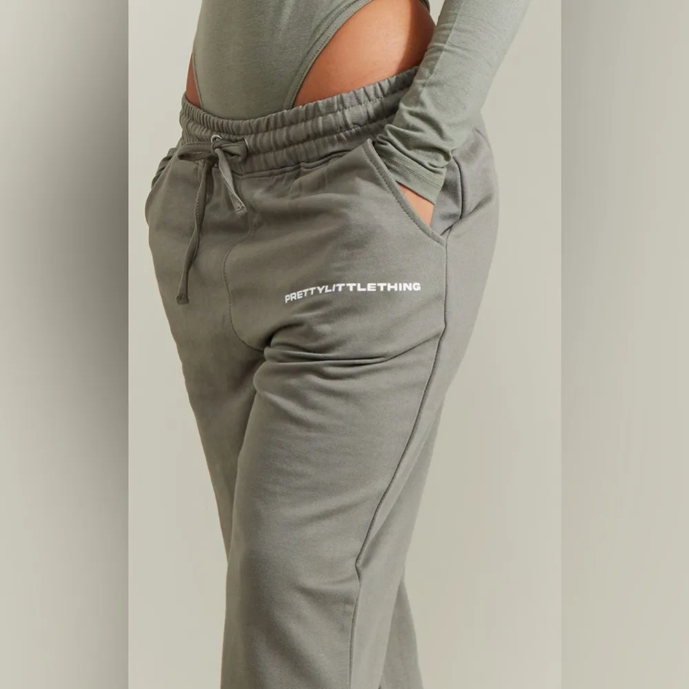 NWT PrettyLittleThing Khaki Green Straight Leg Logo Joggers Size Medium - Image 6