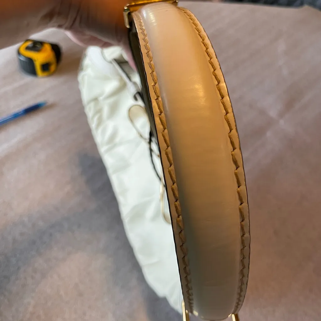 Gucci Cream Leather Shoulder Bag with Gold Accent - Image 10