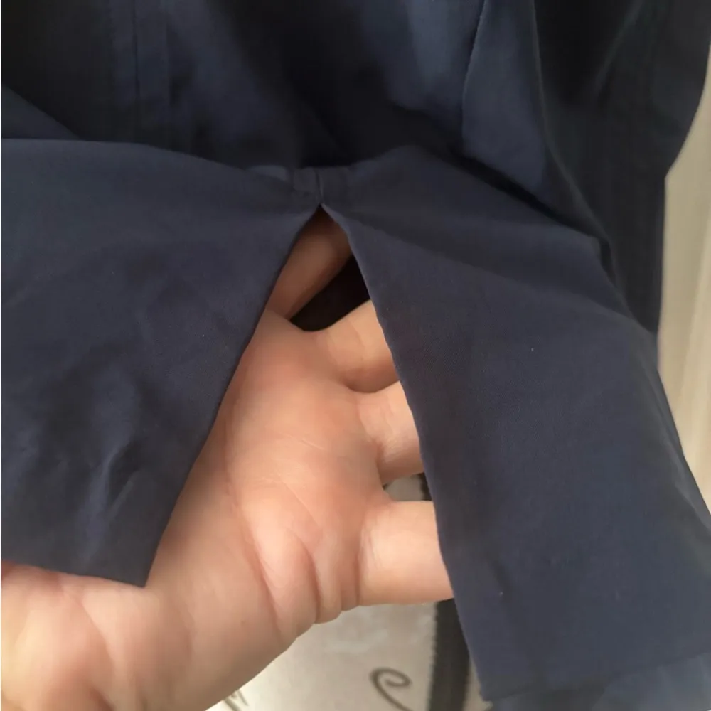 Athleta Navy V-Neck Women's Scrub Top Small - Image 4