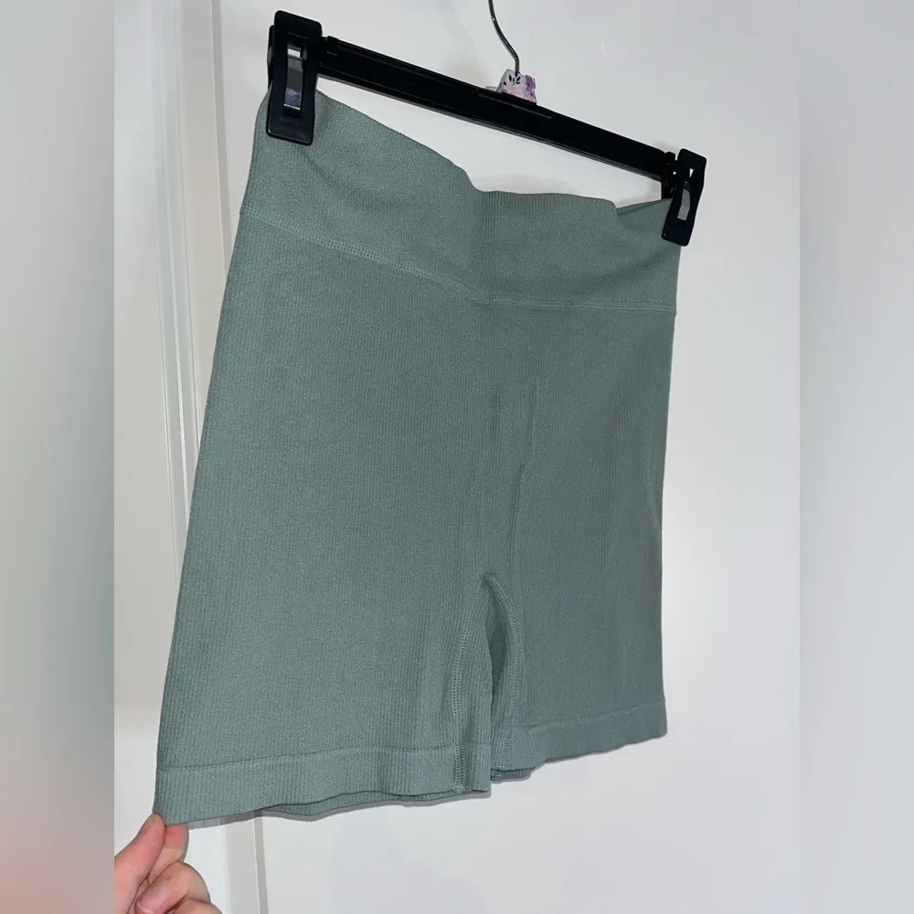 AURA High Rise Shorts Womens Medium Large Sage Green Ribbed Bike Stretch Active - Image 4