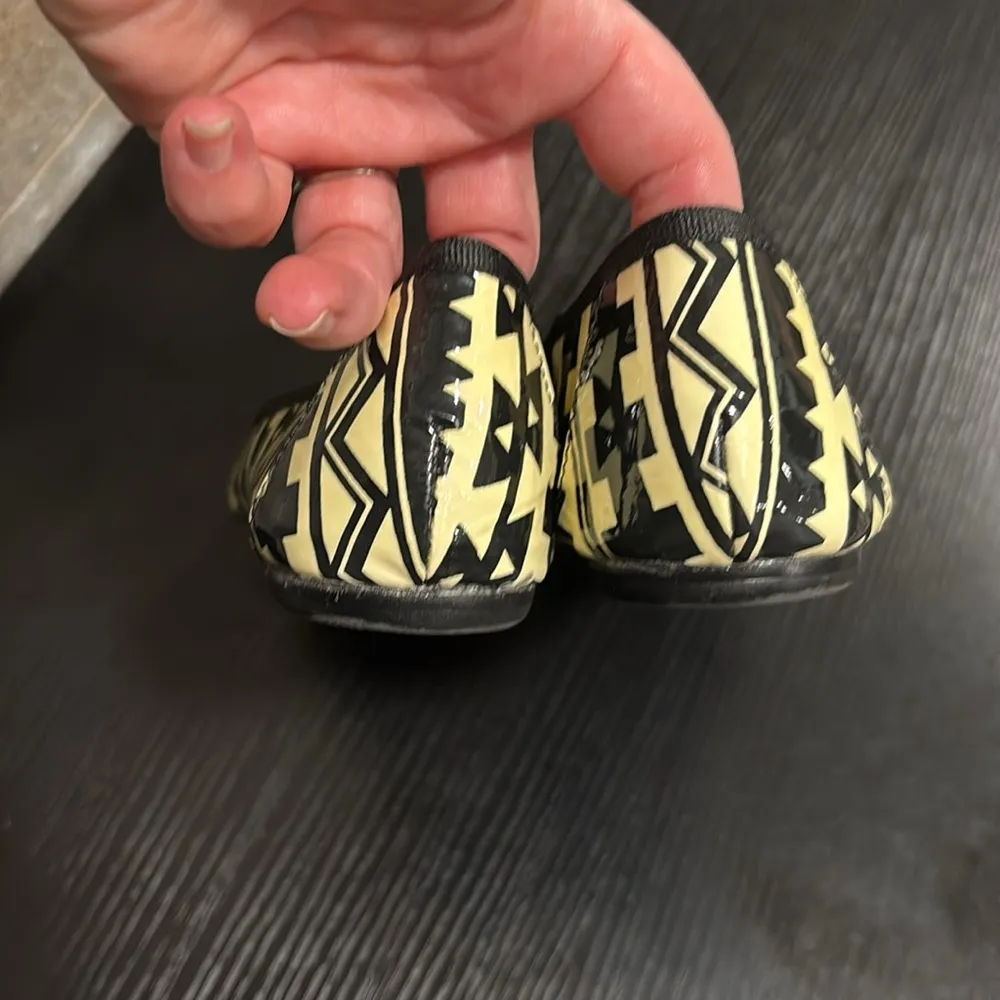 ISOLA cream and black flats size 7.5 - Image 3