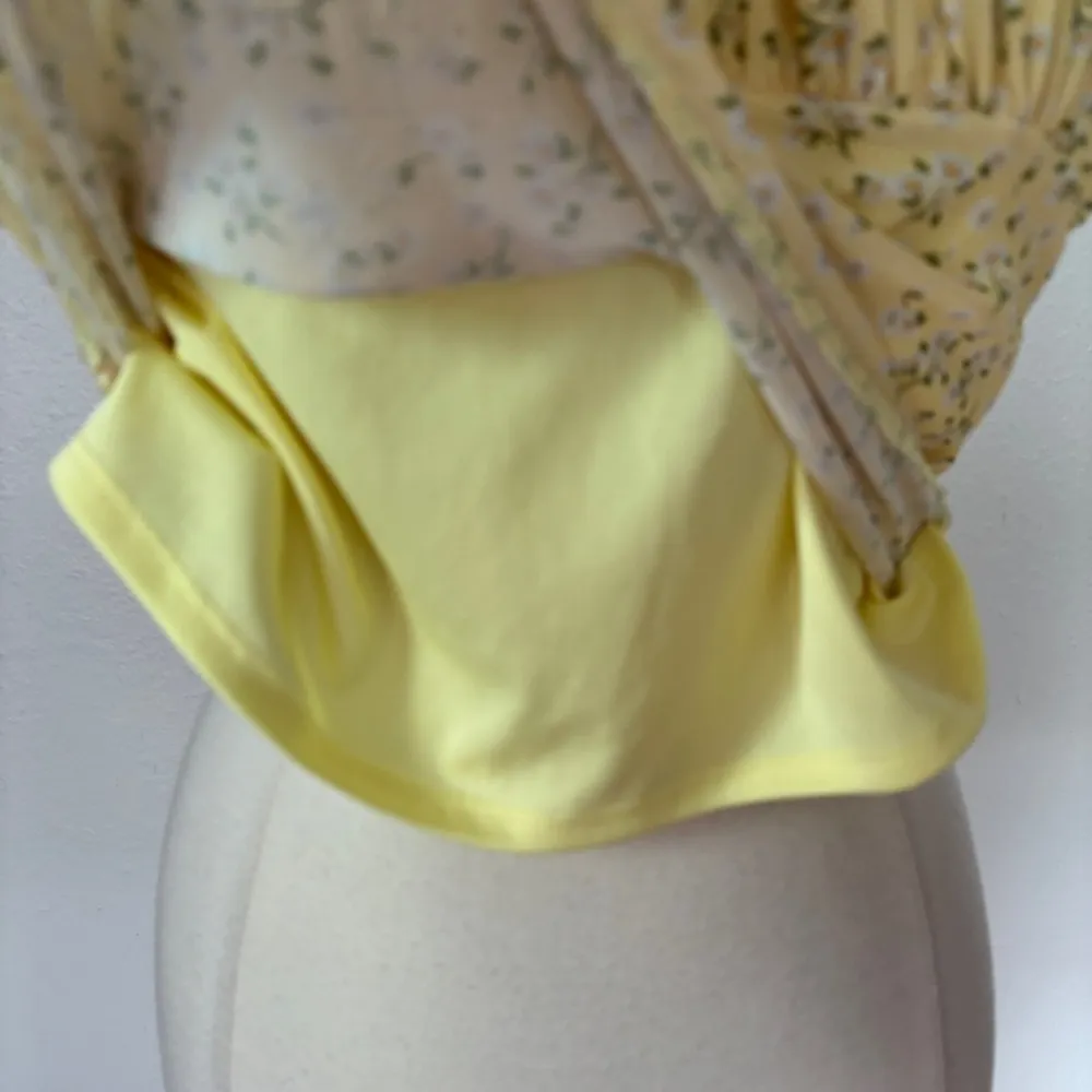 Yellow Floral Sleeveless Empire Waist Lace Trim Crop Top - Image 4