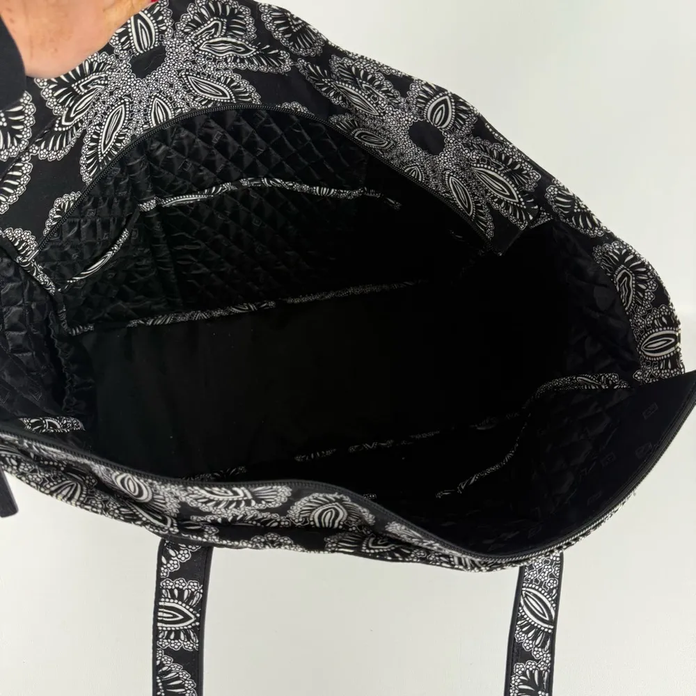 🤍HP🤍Vera Bradley Large Black and White Flower Tote Bag - Image 5