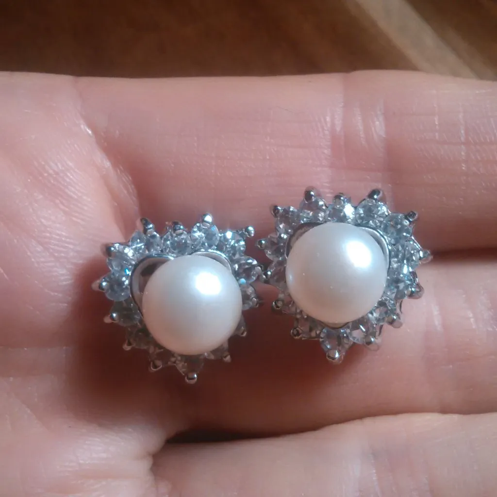 White Freshwater Pearl and White Austrian Crystal Heart Stud Earrings - Image 9