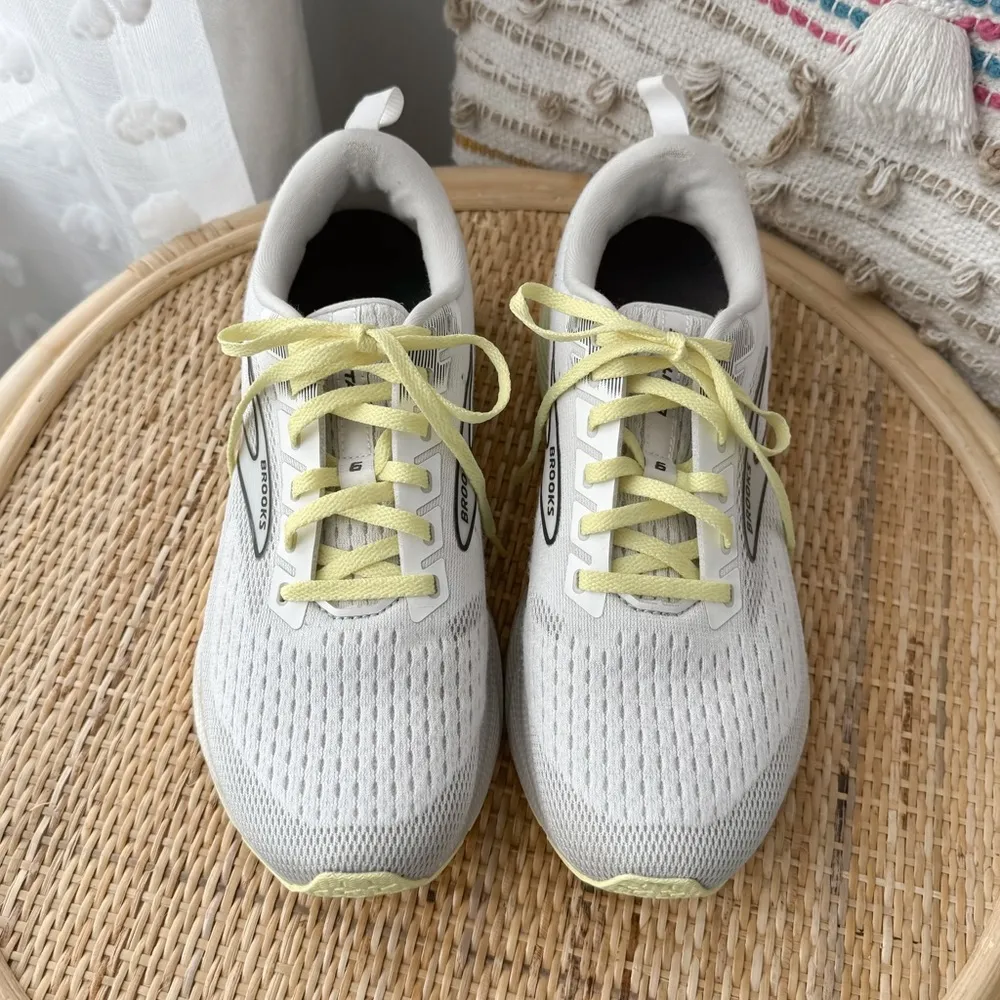 Brooks Levitate 6 White Oyster Yellow Road-Running Sneakers Women’s Size 8.5 - Image 3