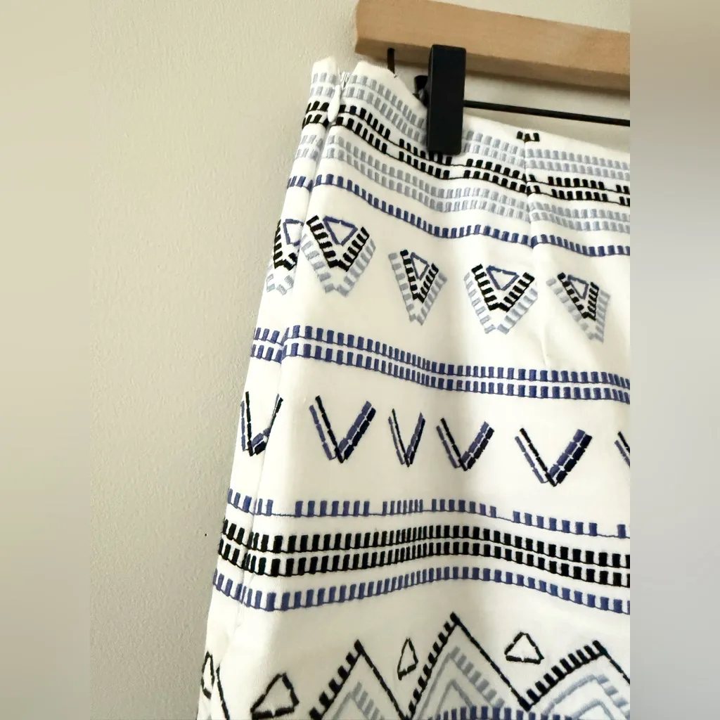 White House Black Market Pencil Skirt in White with Blue Geo Embroidery Size 8 - Image 5