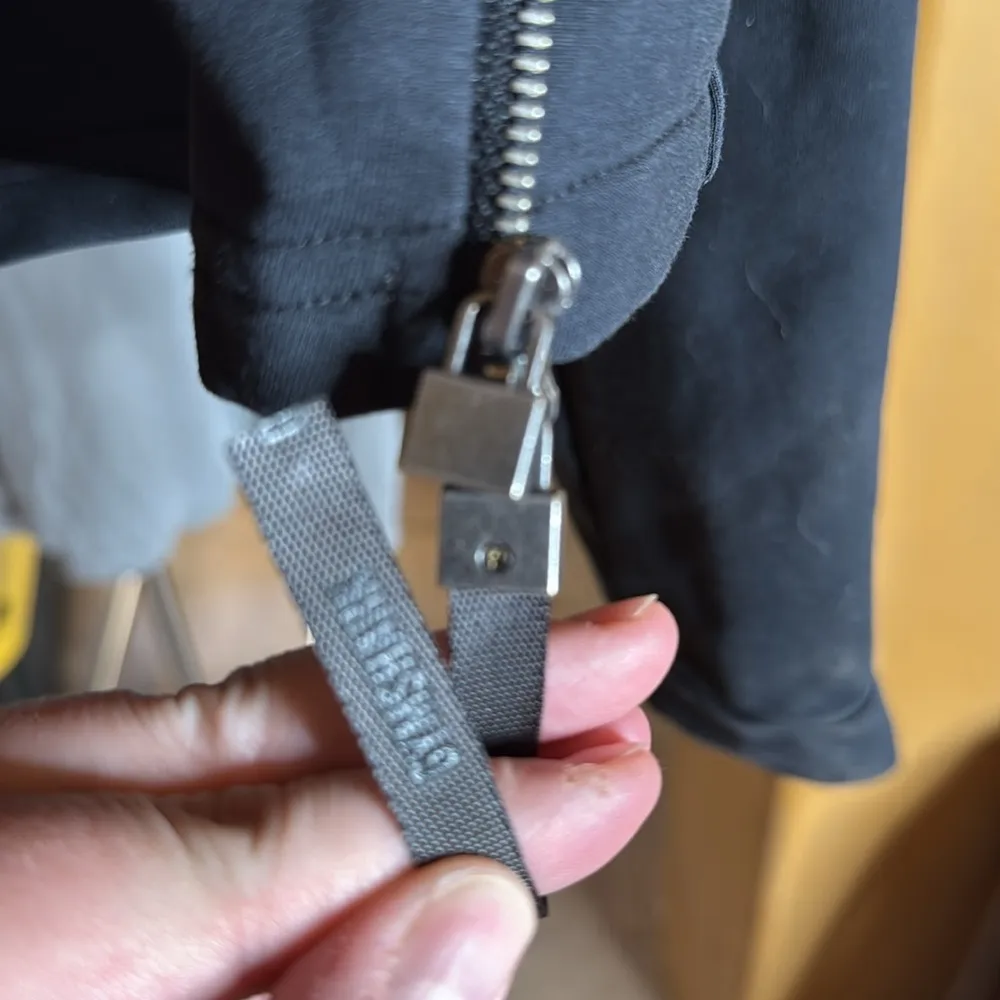 Gymshark Cropped Hoodie Black Pull Over Sweatshirt Zipper Accents Size Medium - Image 13