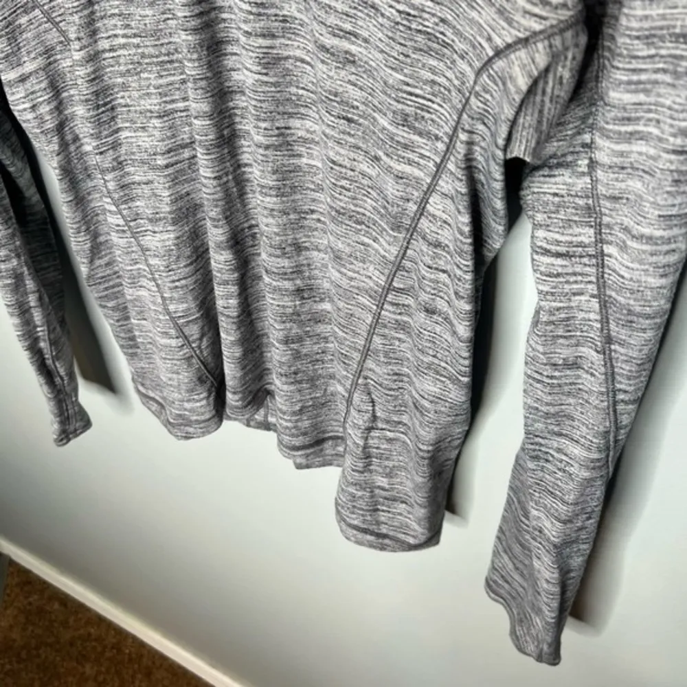 Lululemon gray Sweat Embrace Long Sleeve top with thumb holes women's size 8 - Image 4