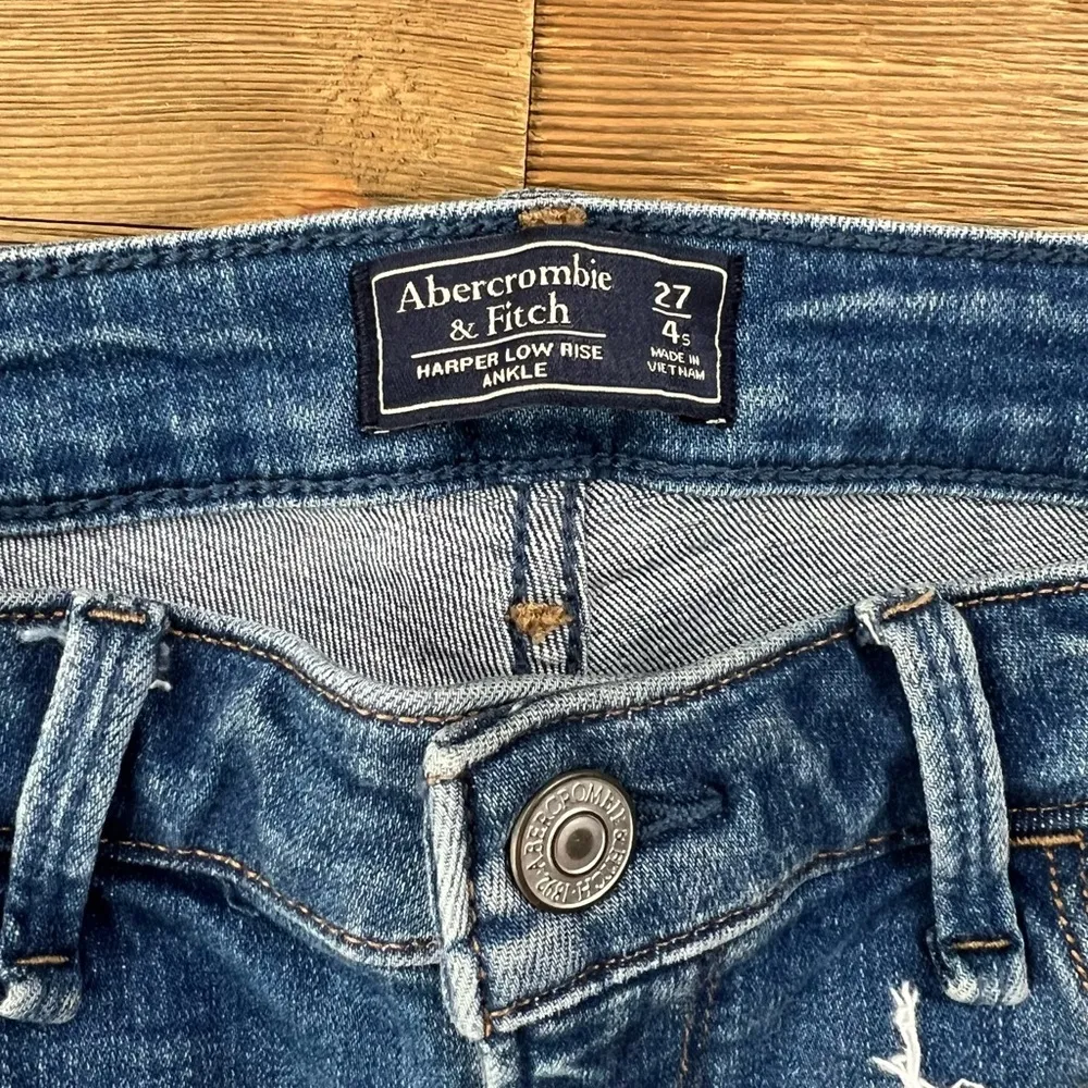 A&F Harper Low Rise Ankle Distressed Jeans - Image 3