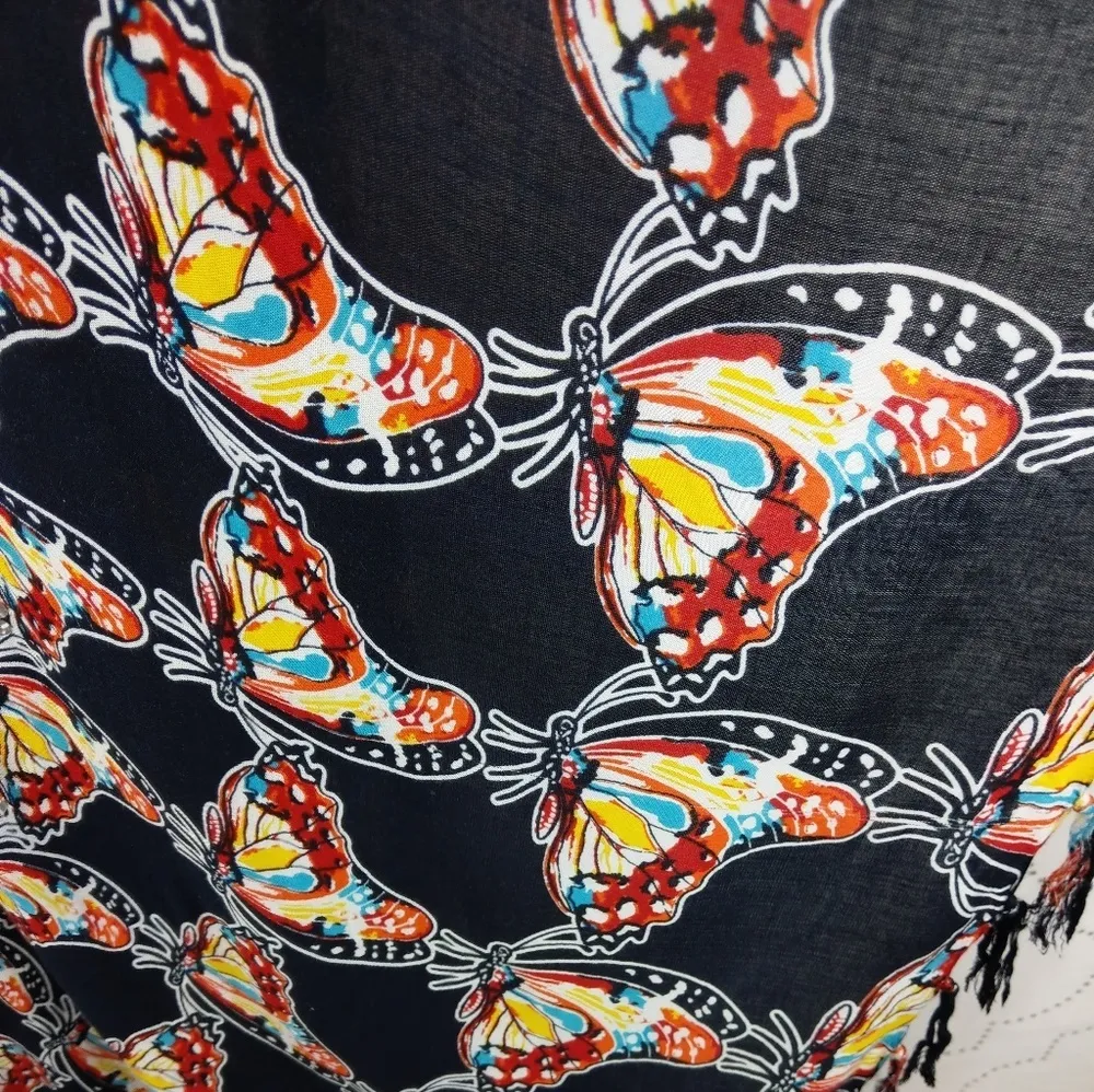 Black with blue flowers butterflies sequence vest Size undefined - Image 3