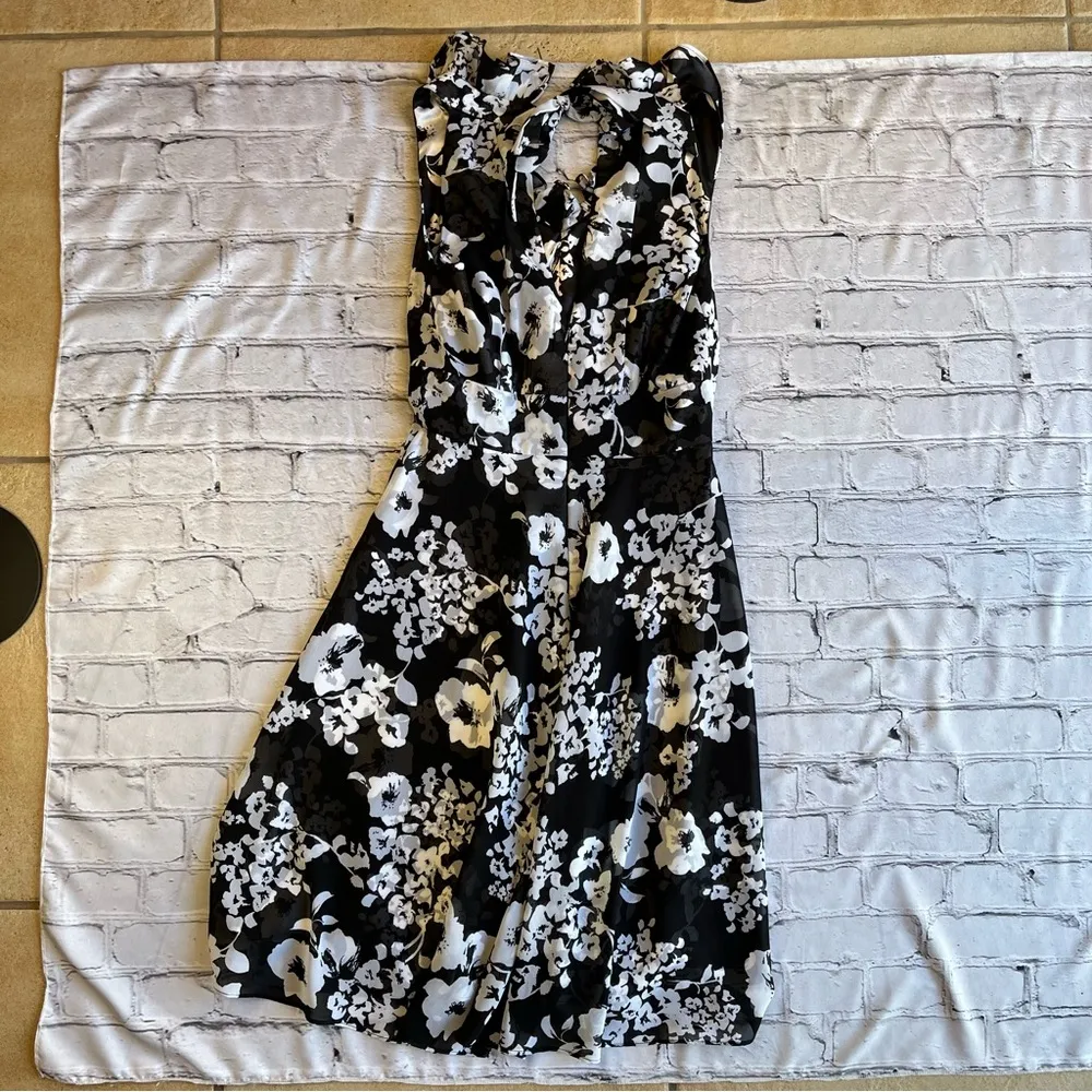 White House Black Market Black & White Sleeveless Floral fit & Flare Sz 2 Dress - Image 7