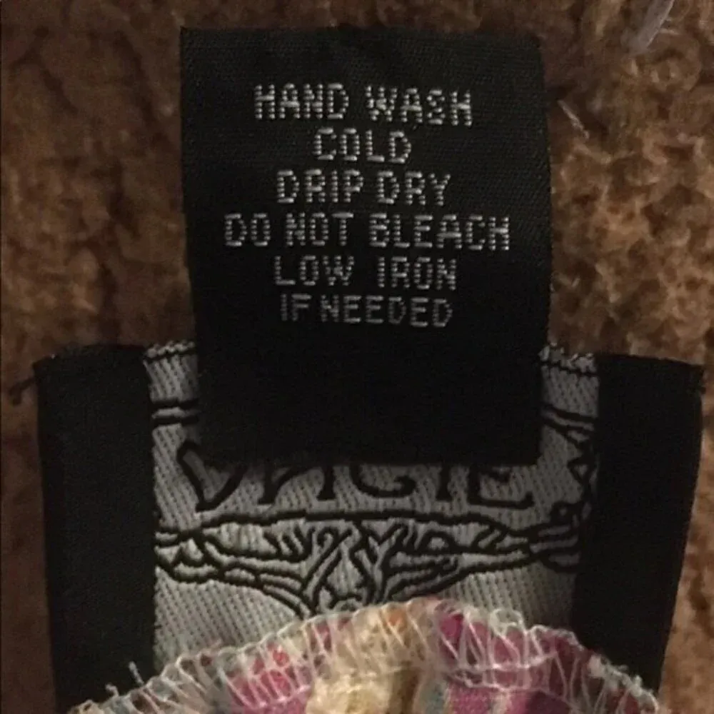 Angie 100% beautiful loose fitting rayon shorts, size small - Image 4