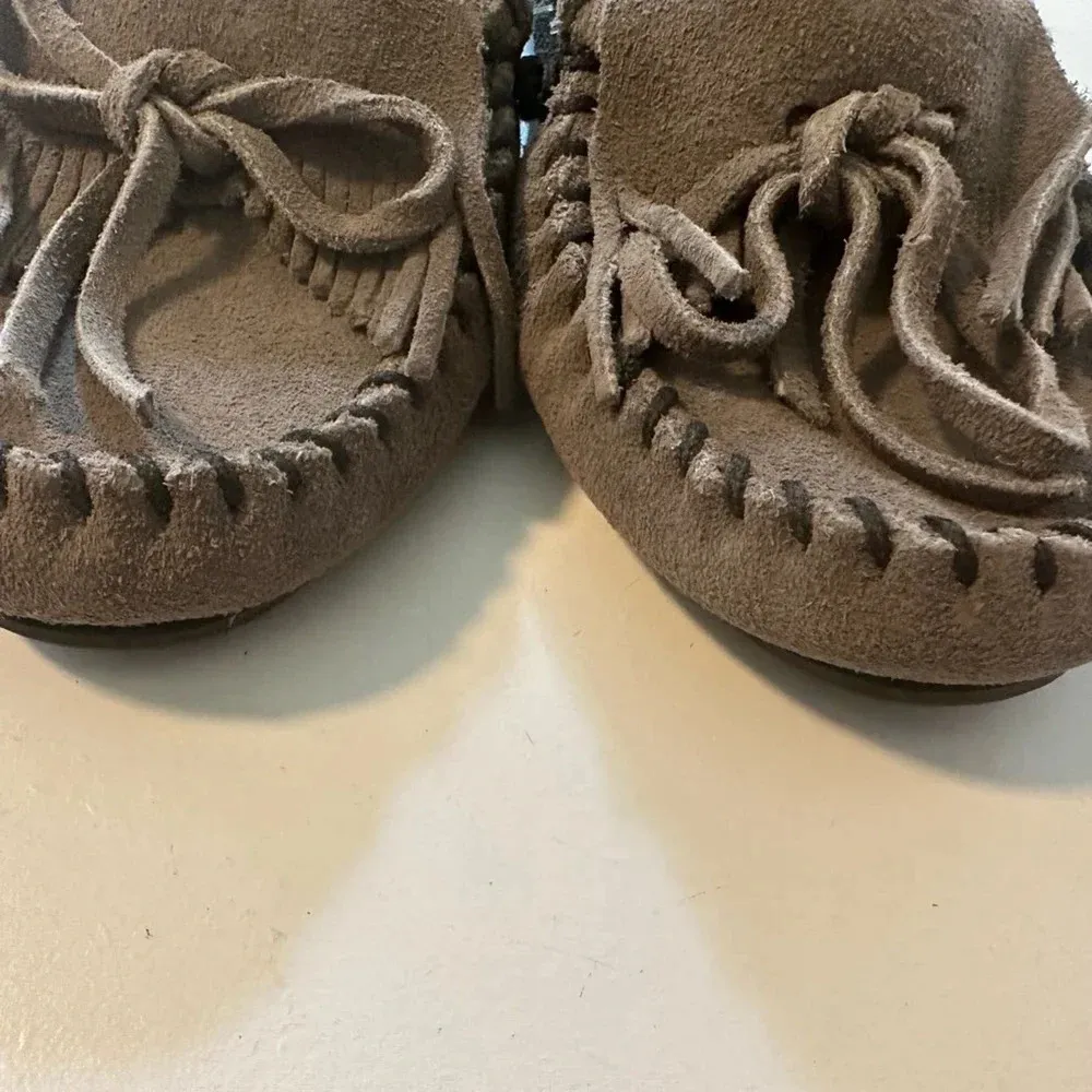 Minnetonka slip on, grey size 6‎ - Image 2