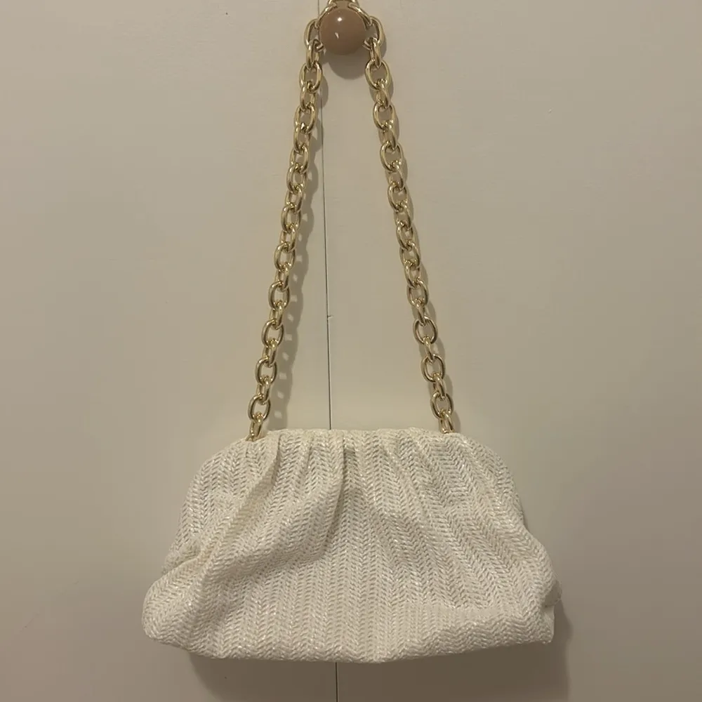 Tuckernuck White Raffia Straw Slouchy Clutch New With Gold Link Chain Strap - Image 6