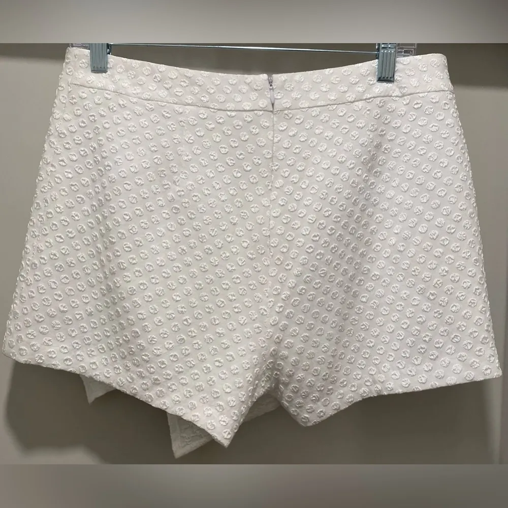 White Textured Asymmetrical Skort Shorts Skirt With Diagonal Front Zipper - Image 11