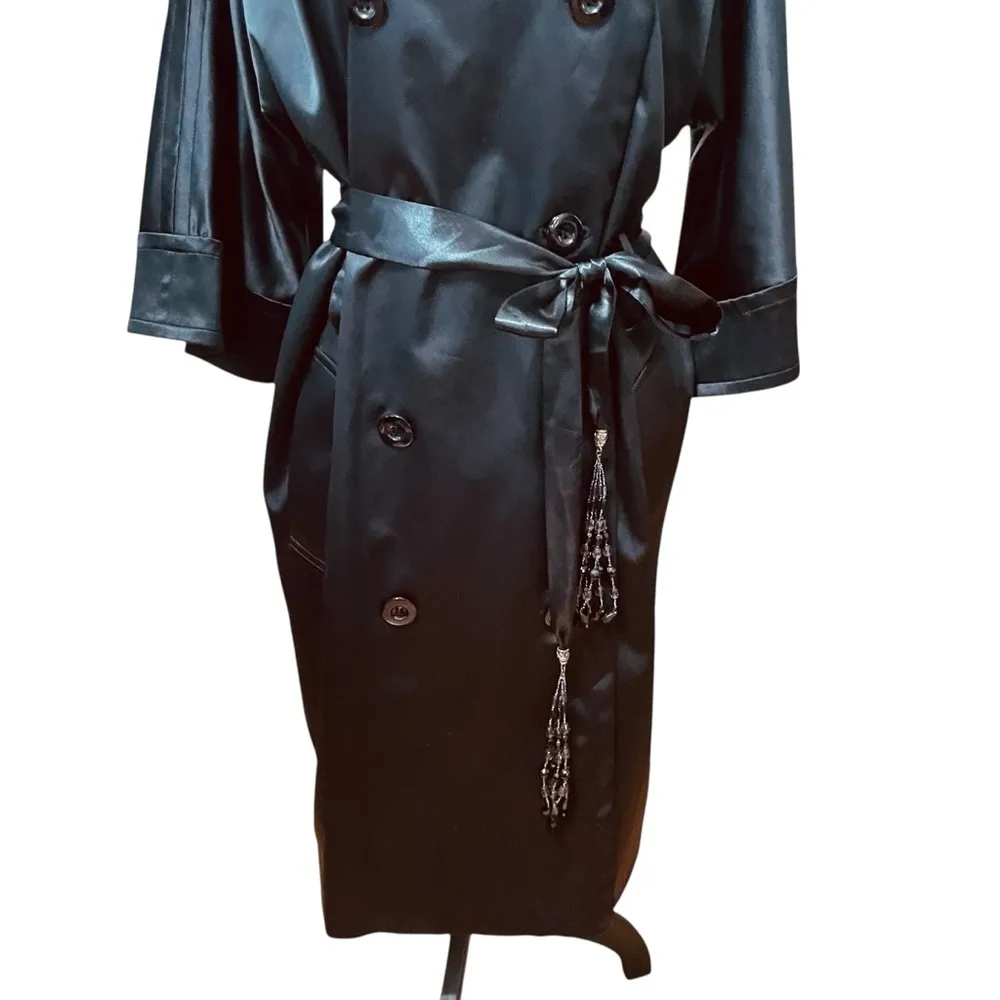 Kenneth Cole Reaction Black Satin Belted Trench Coat w/ Beaded Tassel Tie Sz. 10 - Image 4